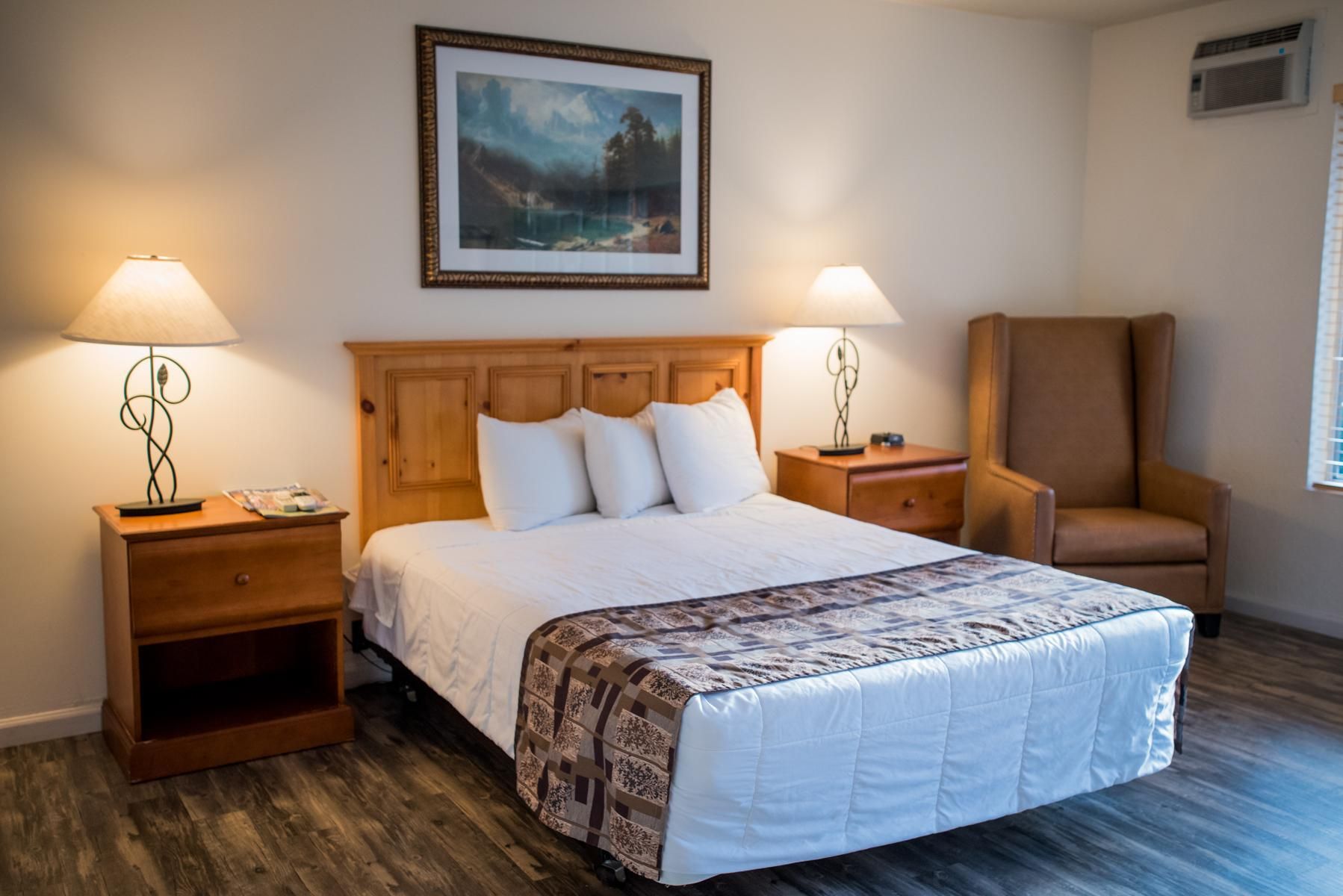 Big Pines Mountain House Deluxe King Room 2