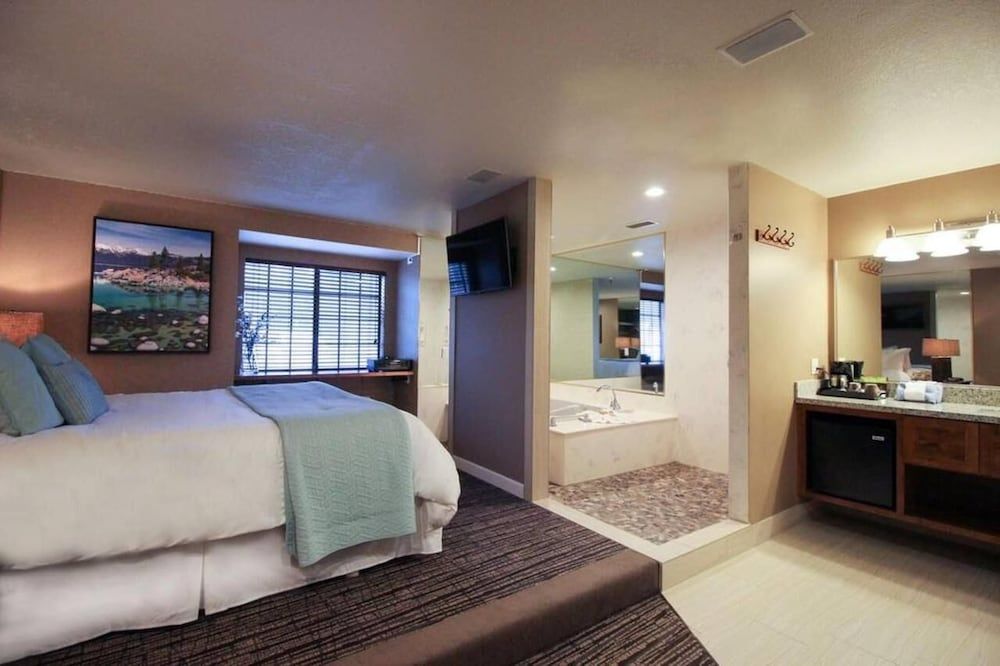 POSTMARC Hotel and Spa Suites Deluxe Spa King 3