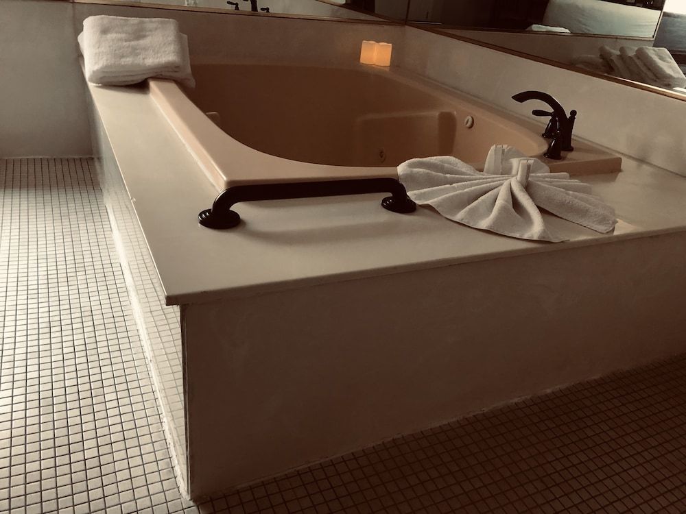 POSTMARC Hotel and Spa Suites Deluxe Spa King 10