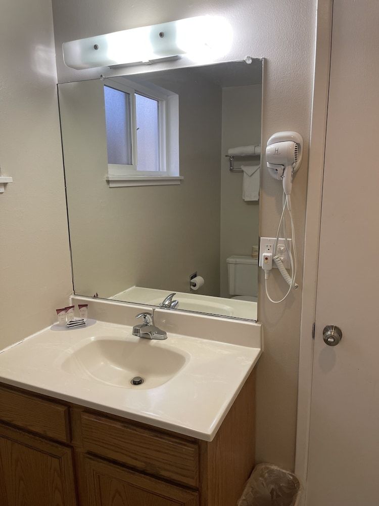 Travel Inn Room, 1 Queen Bed, Non Smoking 9