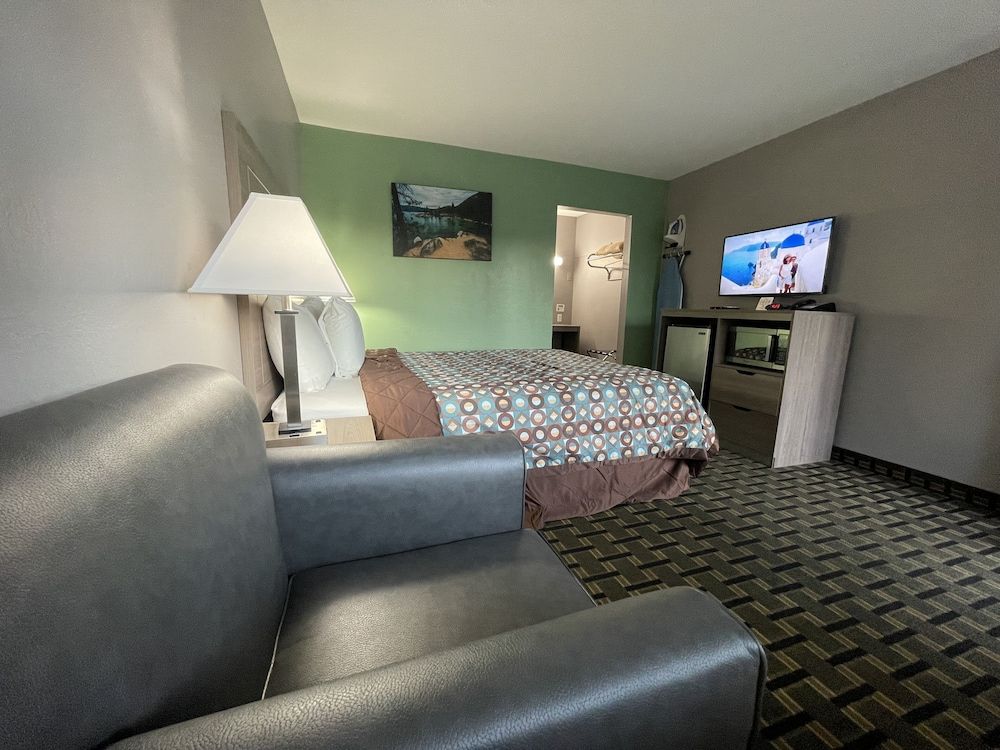 Travel Inn Room, 1 Queen Bed, Non Smoking 9