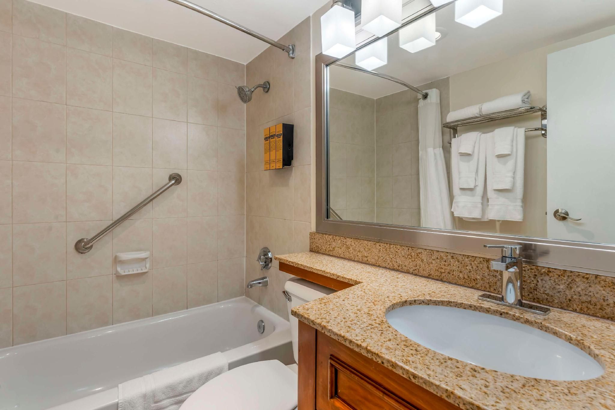 Best Western Plus Grosvenor Airport Hotel Suite - 1 Queen Bed, 2 Rooms, Sitting Area, Sofabed, Nonsmoking 2