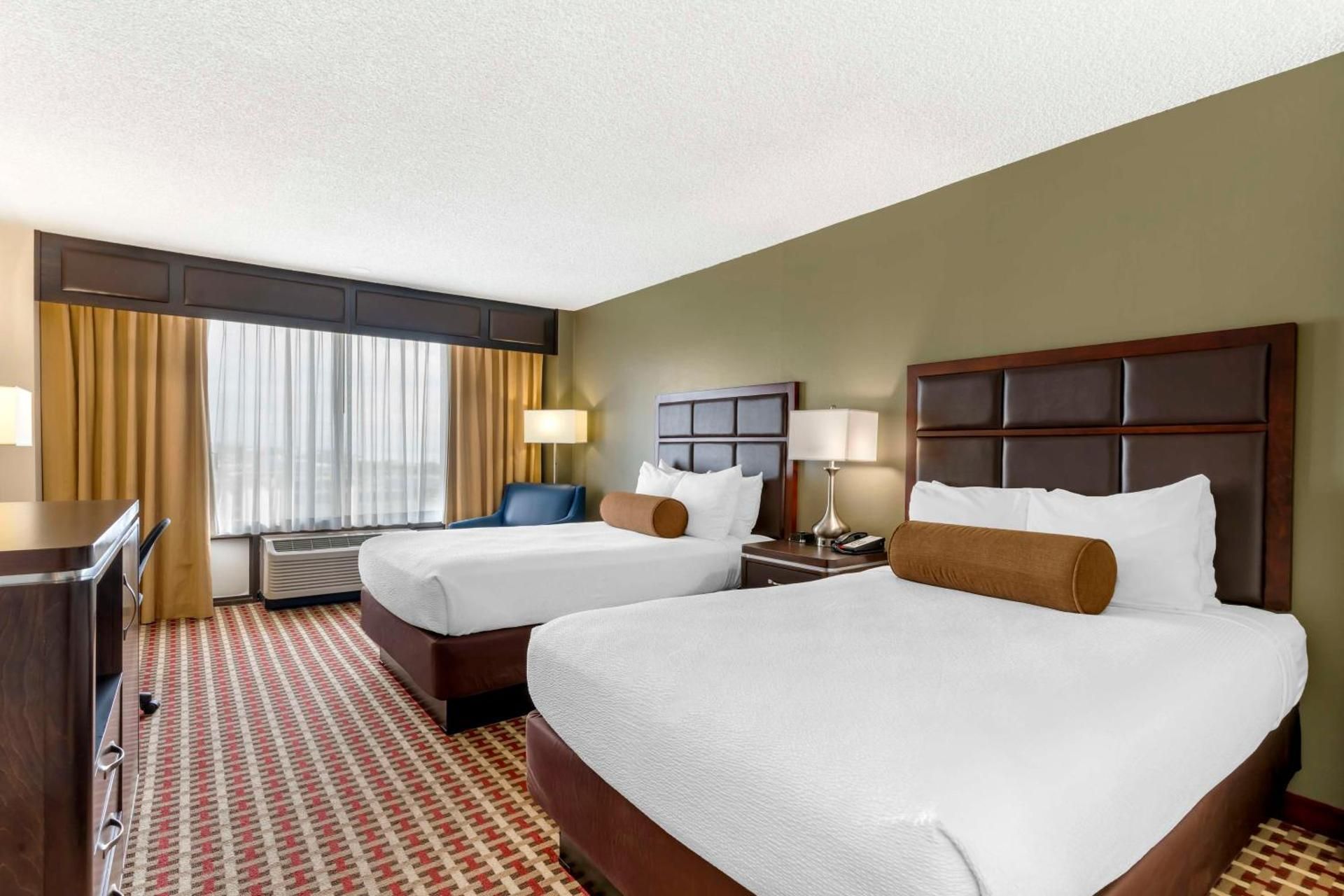 Best Western Plus Grosvenor Airport Hotel Accessibility - 2 Double, Roll-in Shower, Nonsmoking