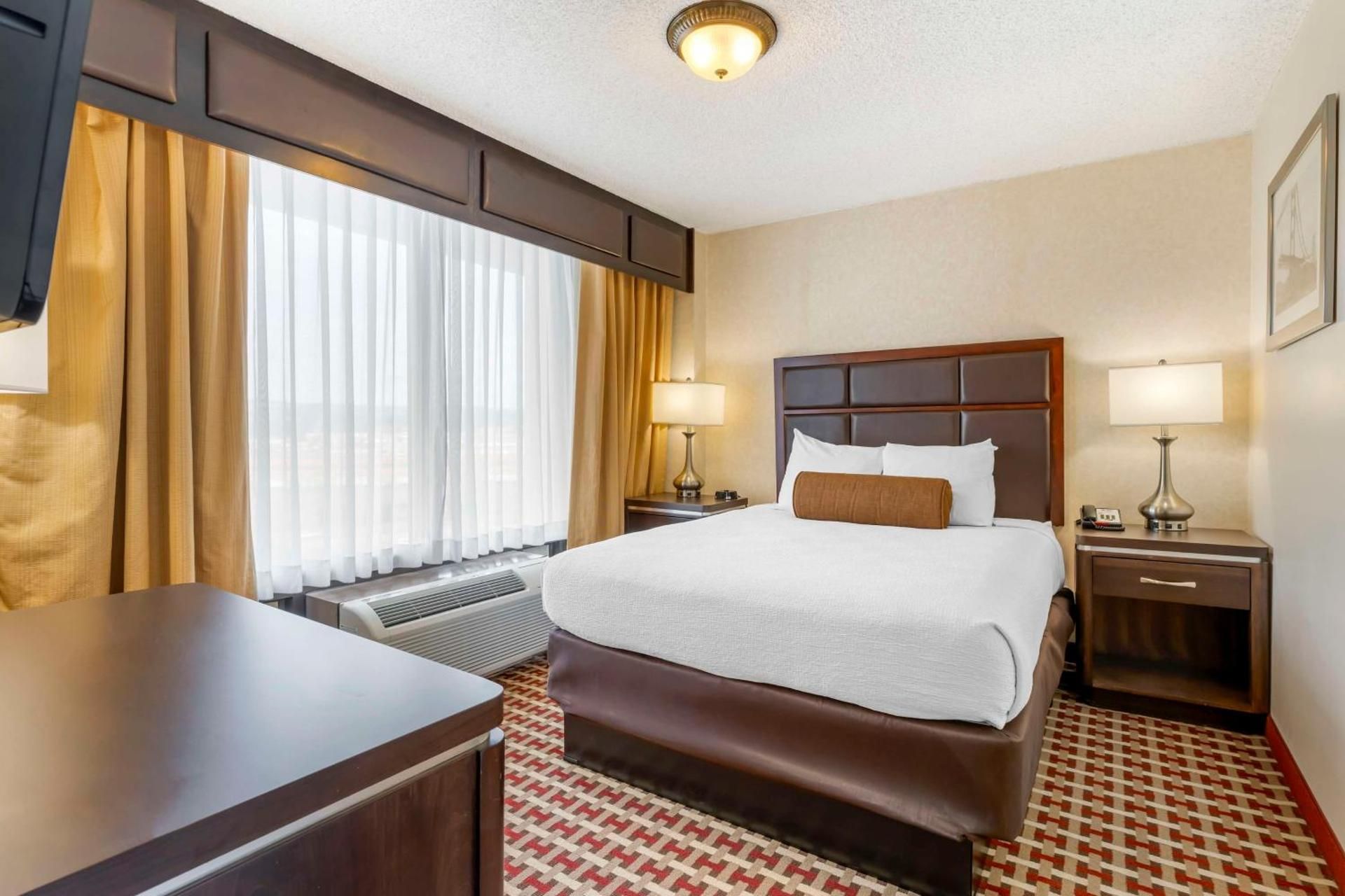 Best Western Plus Grosvenor Airport Hotel Suite - 1 Queen Bed, 2 Rooms, Sitting Area, Sofabed, Nonsmoking