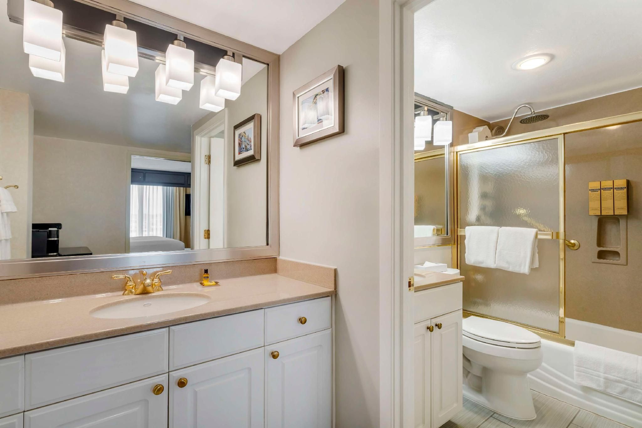 Best Western Plus Grosvenor Airport Hotel 1 King Bed, Nonsmoking, Executive Level 3