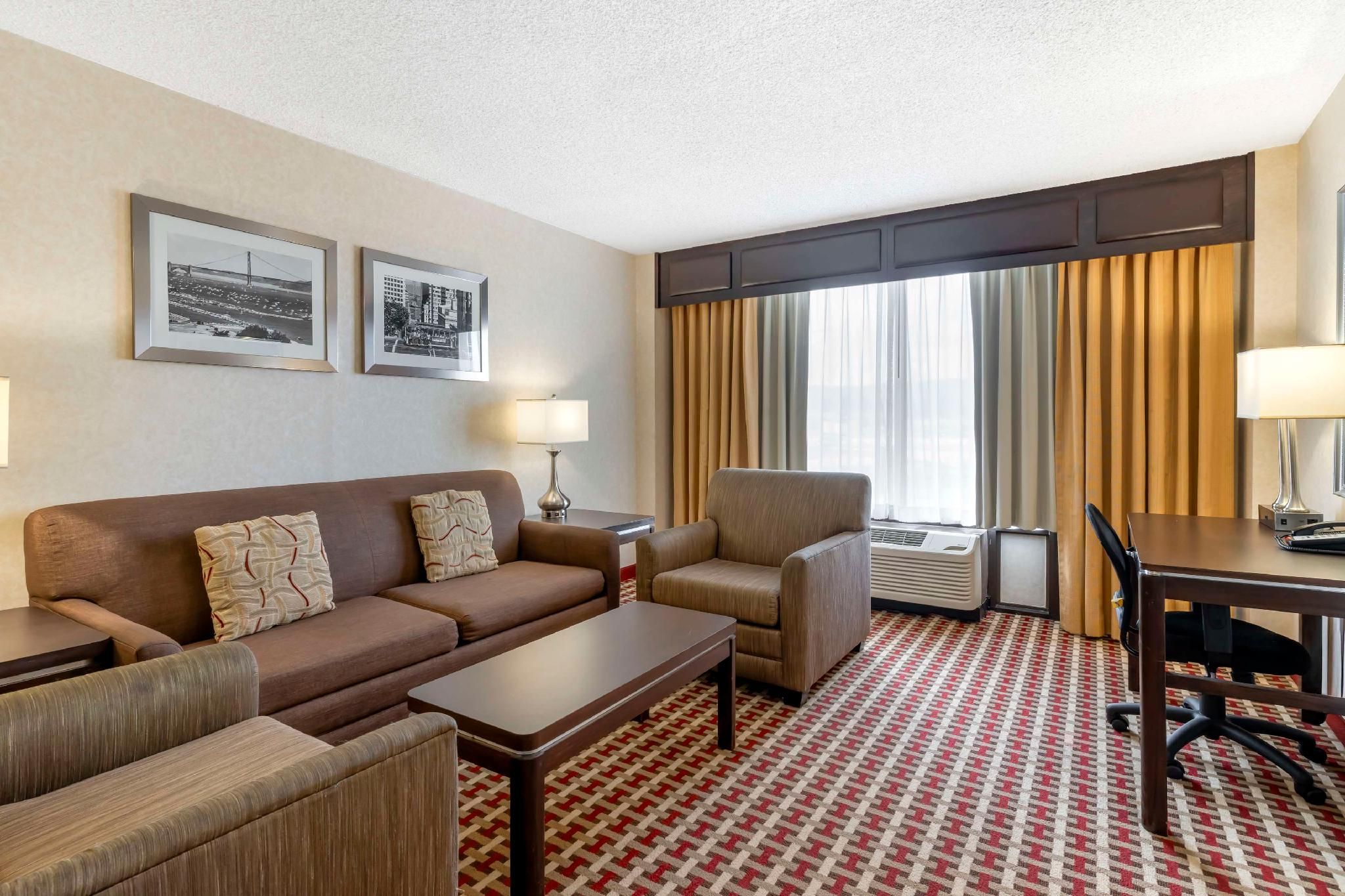 Best Western Plus Grosvenor Airport Hotel Suite - 1 Queen Bed, 2 Rooms, Sitting Area, Sofabed, Nonsmoking 3