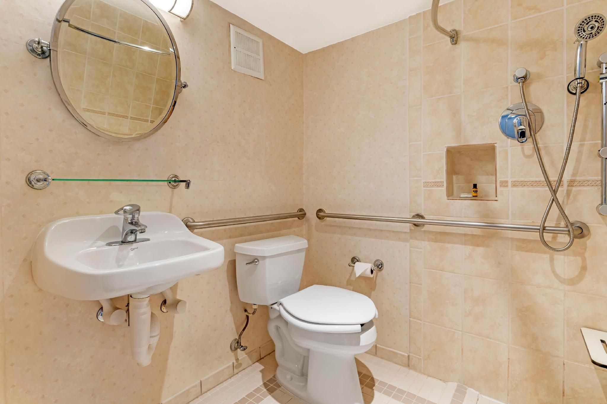 Best Western Plus Grosvenor Airport Hotel Accessibility - 2 Double, Roll-in Shower, Nonsmoking 3