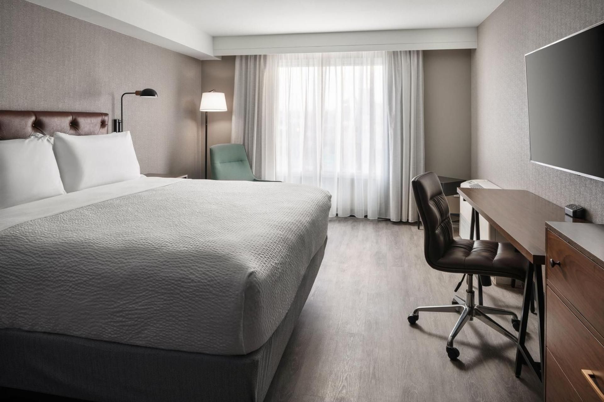 Standard King Room - Mobility/Hearing Accessible with Tub