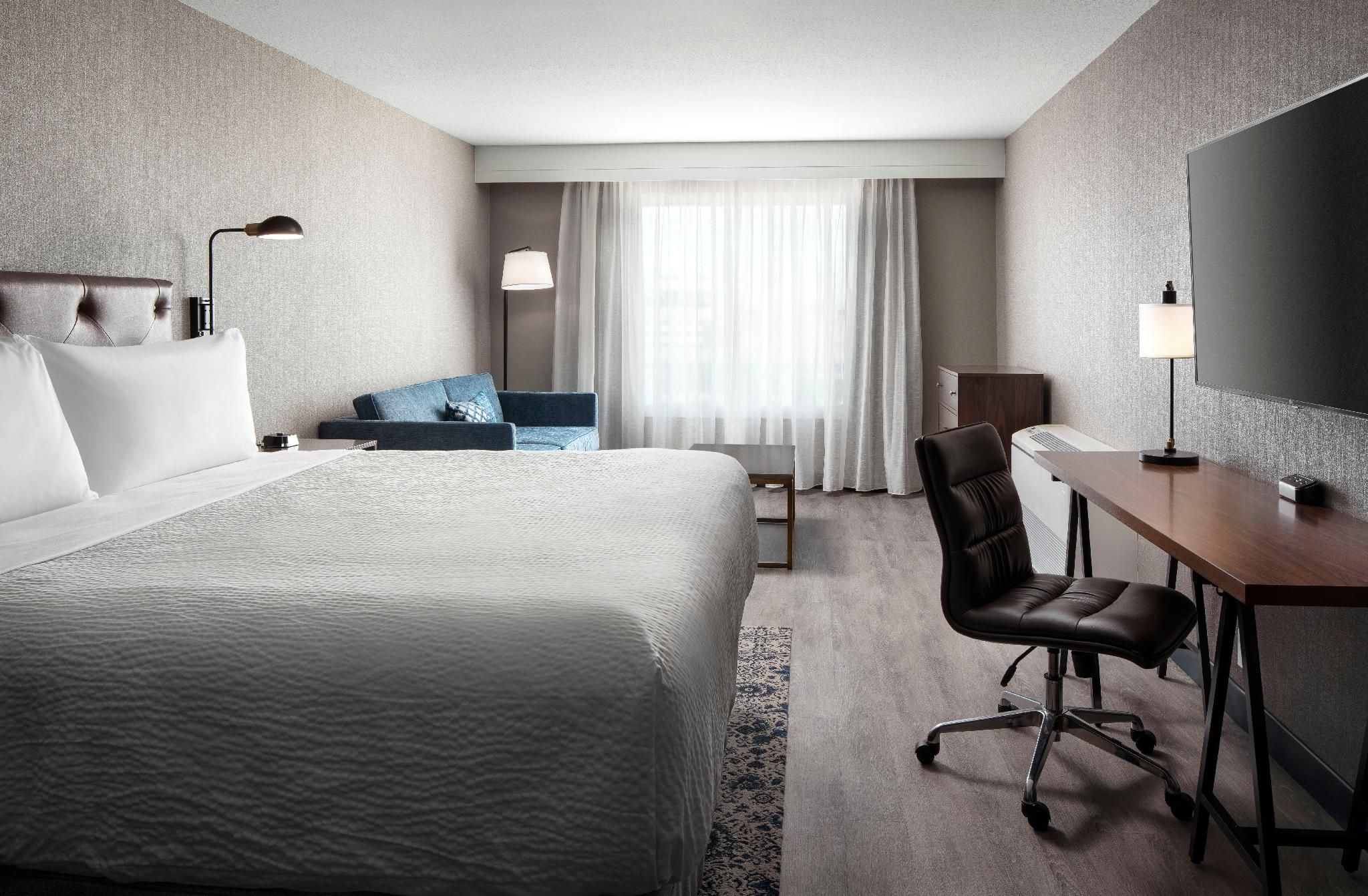 1 Bedroom Bi-level Loft, 1 King, Alternate bed: sofa bed