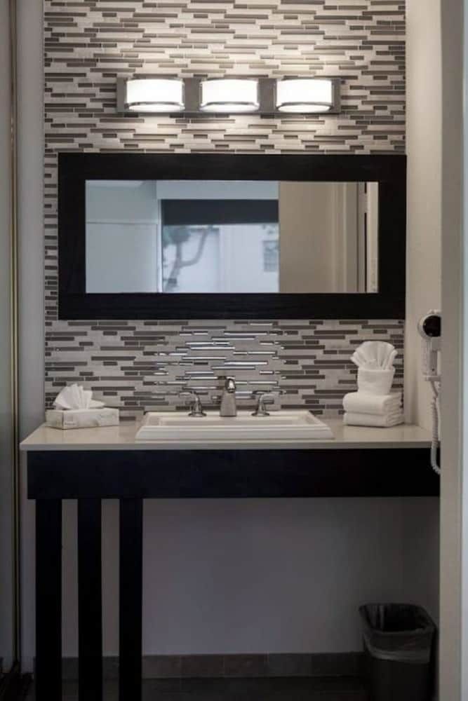 Park Pointe Hotel Deluxe Queen Room - Not Park n Fly 2