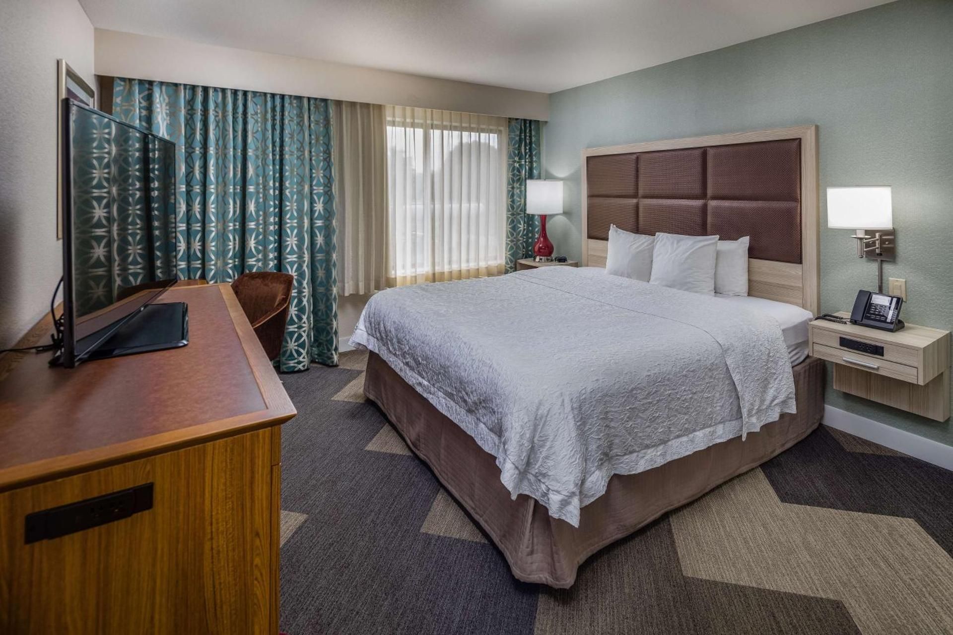 1 KING BED 1 BEDROOM SUITE NONSMOKING