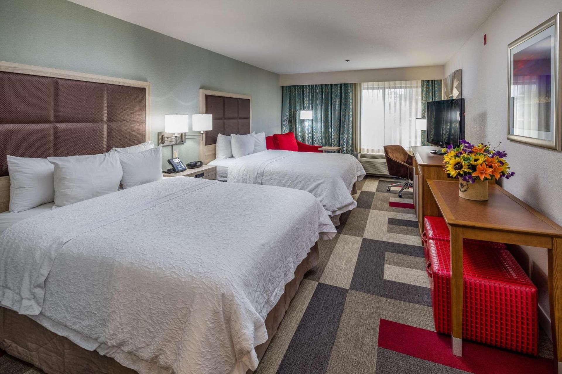 2 Queen Premium Room W/Snacks And Drinks Ns