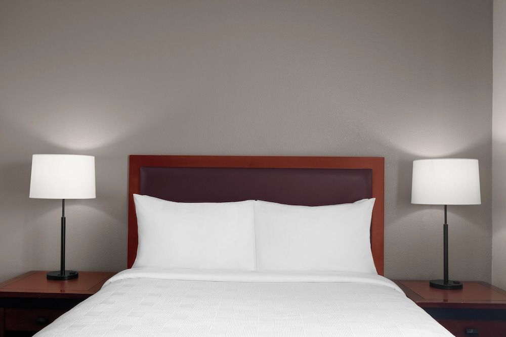 Larkspur Landing Extended Stay Suites South San Francisco Accessible Studio Suite Queen Bed with Roll In Shower 2