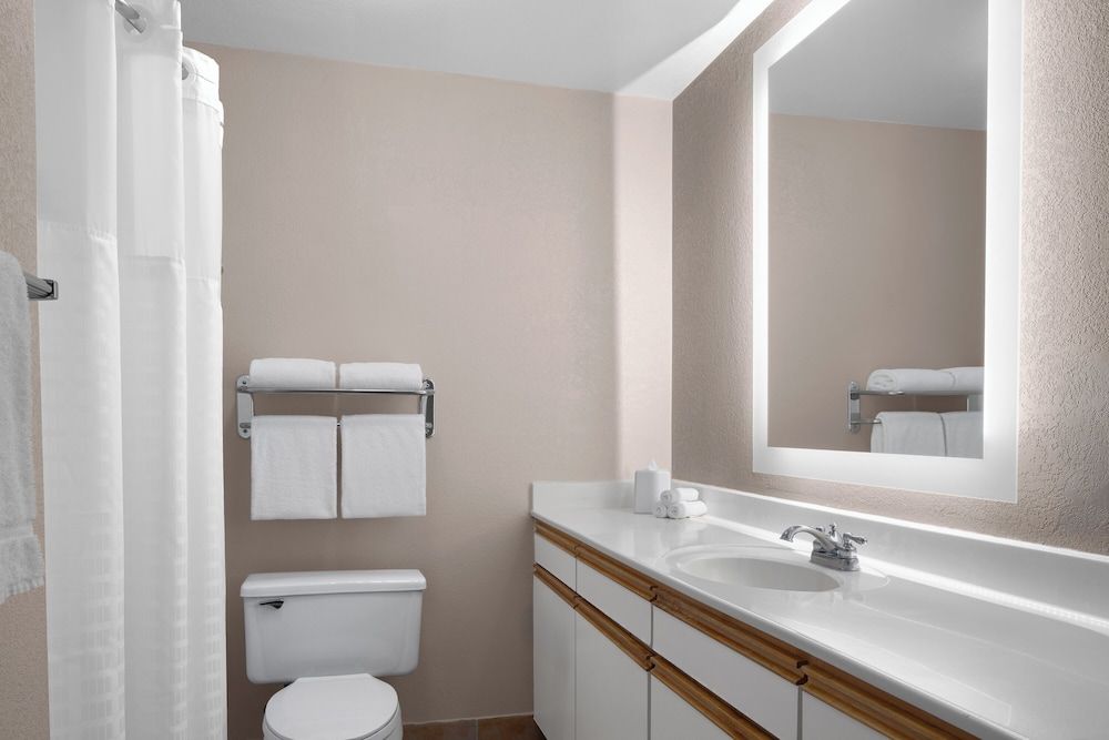 Larkspur Landing Extended Stay Suites South San Francisco King Suite with Twin Wall Bed 5