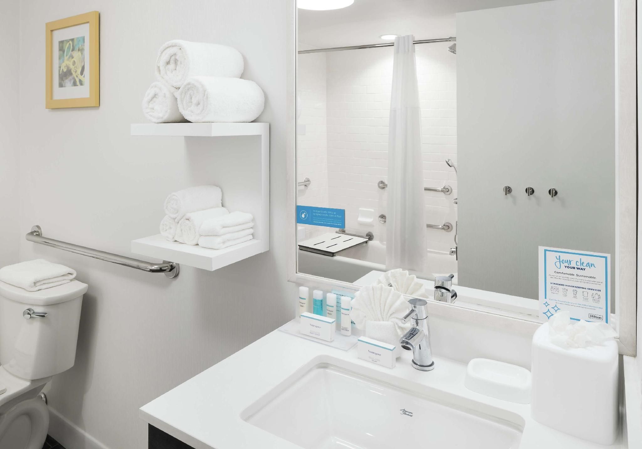 1 QUEEN MOBILITY ACCESS W/TUB NONSMOKING