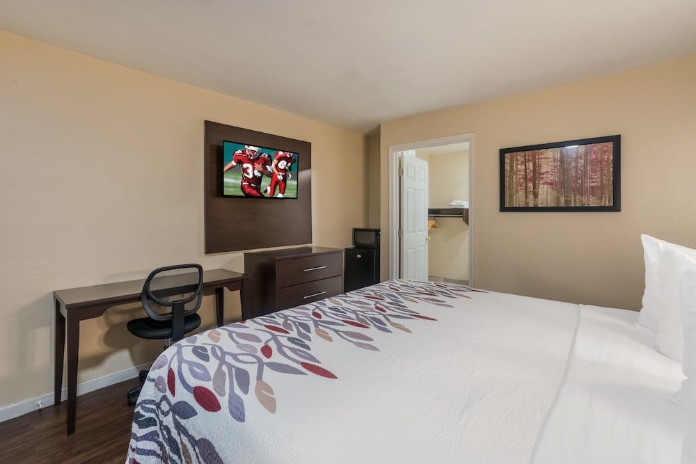 Deluxe Room, 1 Queen Bed, Accessible, Non Smoking (Roll-In Shower)