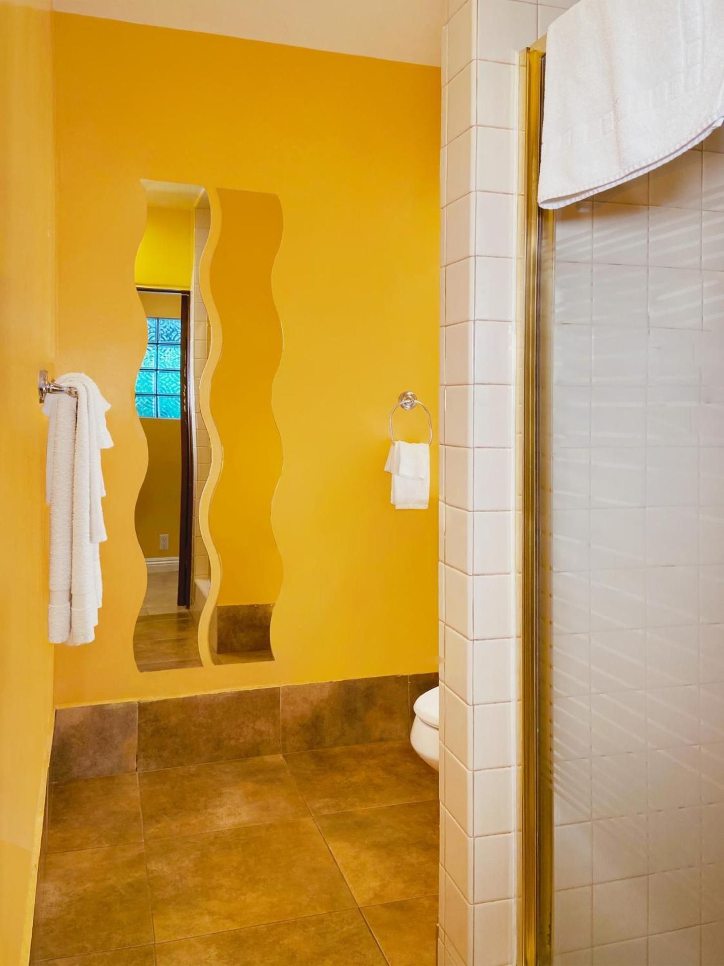 El Patio Inn - Near Universal Studios Hollywood Standard Queen Room with Two Queen Beds 3