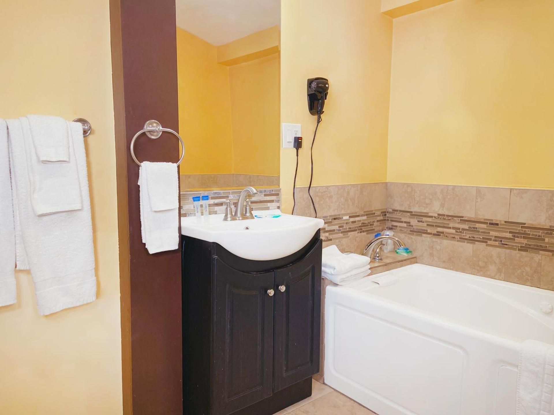 El Patio Inn - Near Universal Studios Hollywood Deluxe Suite with Spa Bath 2