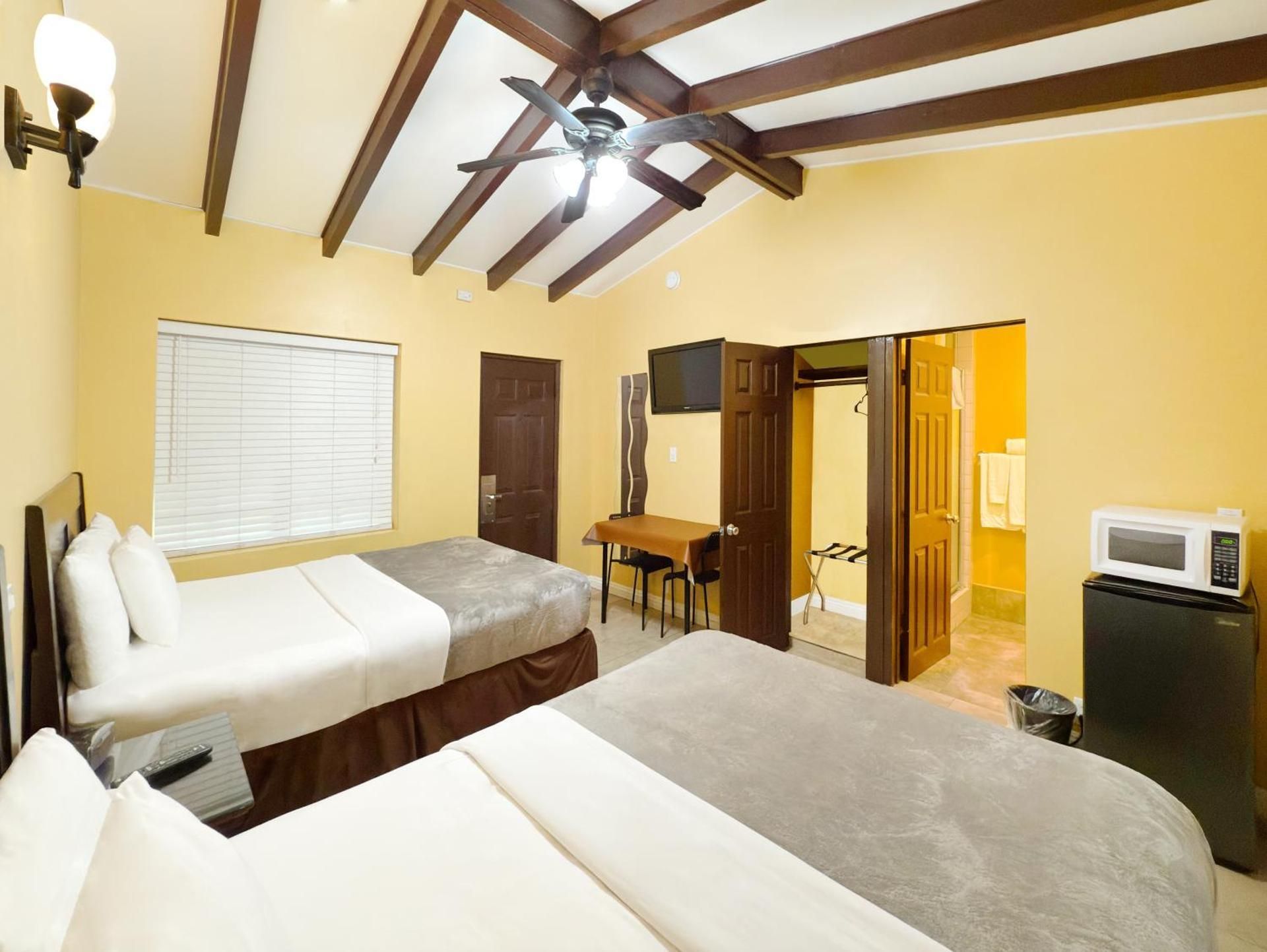 El Patio Inn - Near Universal Studios Hollywood Standard Queen Room with Two Queen Beds