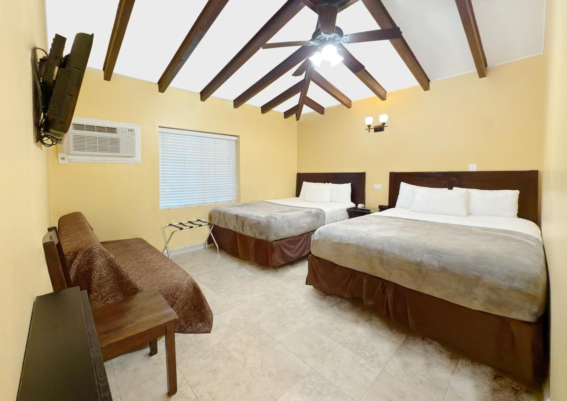 El Patio Inn - Near Universal Studios Hollywood Standard Queen Room with Two Queen Beds 2