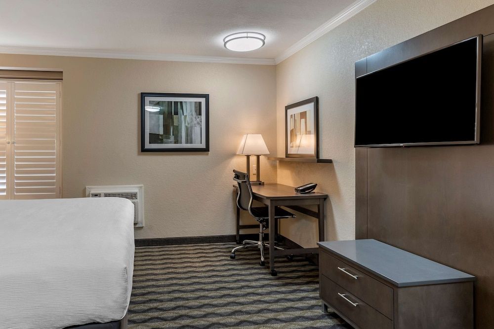 Best Western Silicon Valley Inn Executive Room, 1 King Bed, Non Smoking, Refrigerator & Microwave 4