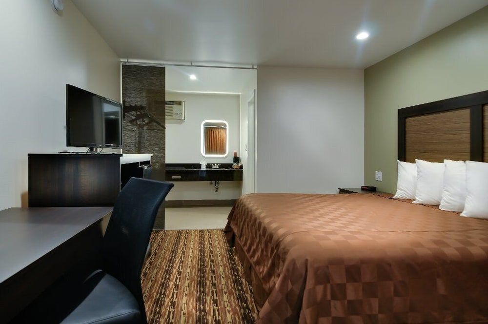 Vagabond Inn Sunnyvale Single Room, 1 King Bed, Accessible 2