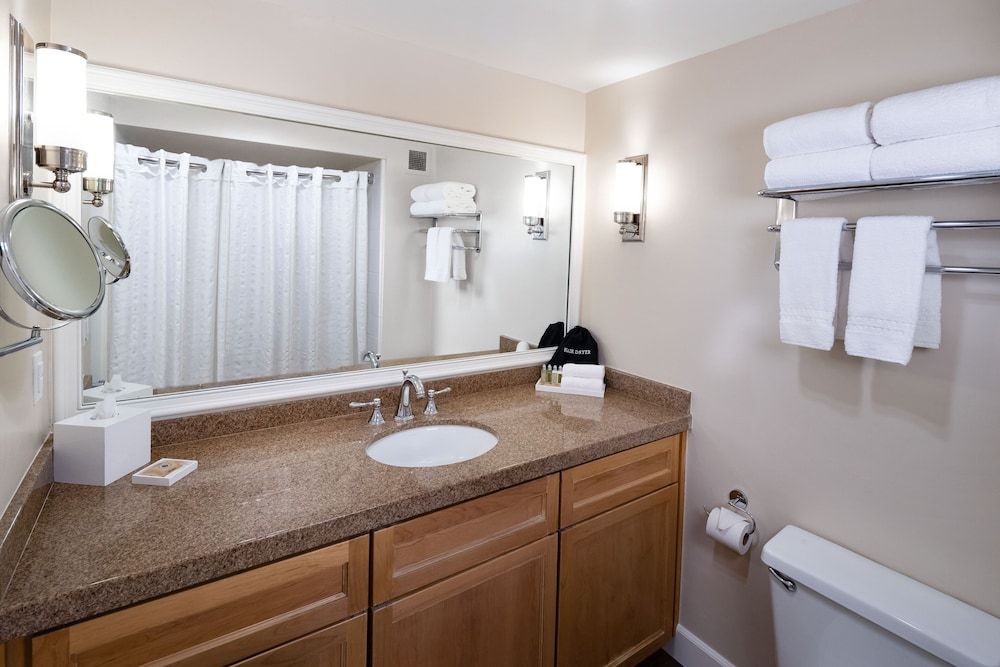 Temecula Creek Inn Deluxe Room, 2 Queen Beds (Sleeps 4, 5) 4