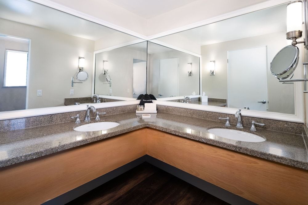 Temecula Creek Inn Premium Room, 1 King Bed, Corner (Sleeps 3, 4) 3