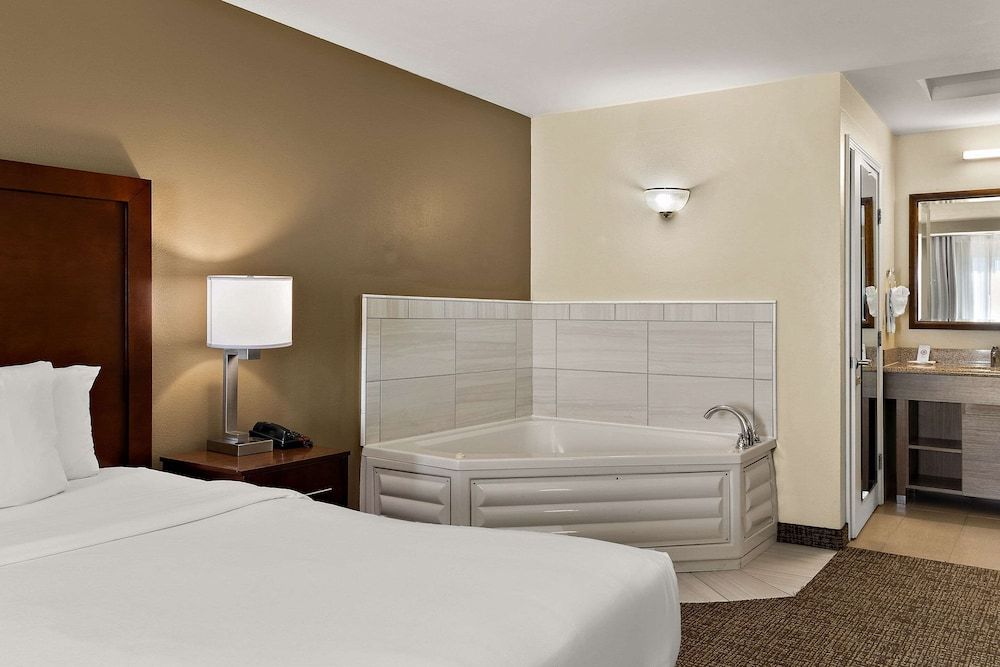 Suite, Non Smoking, Jetted Tub (1 King Bed)