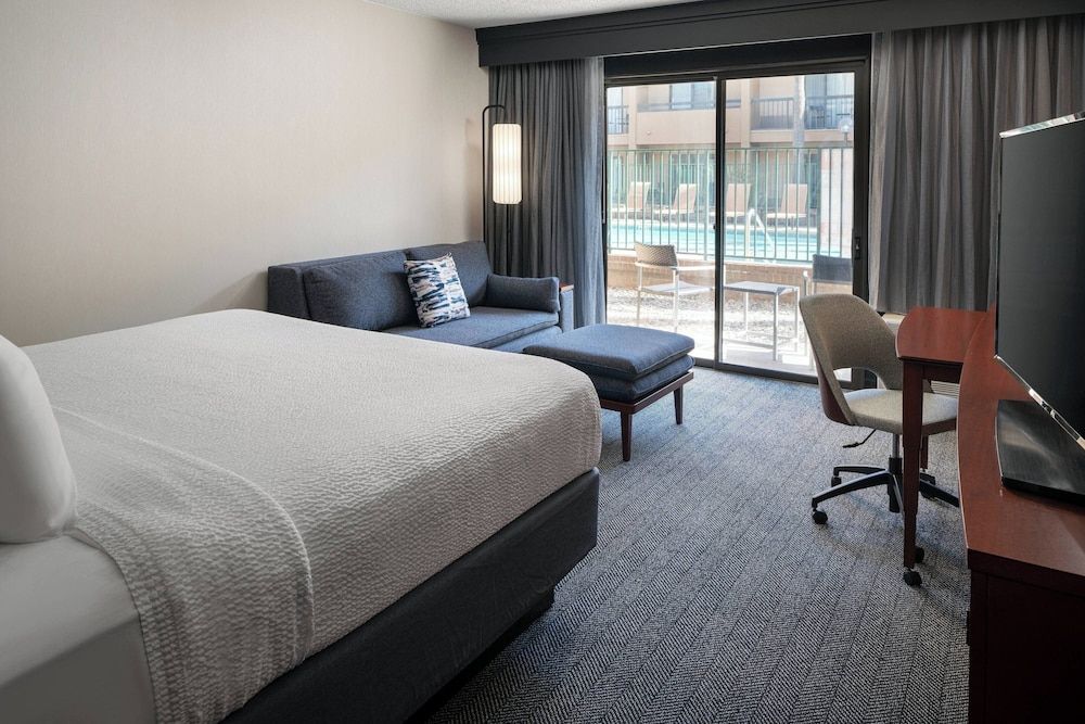 Room, 1 King Bed with Sofa bed, Non Smoking (Poolside)