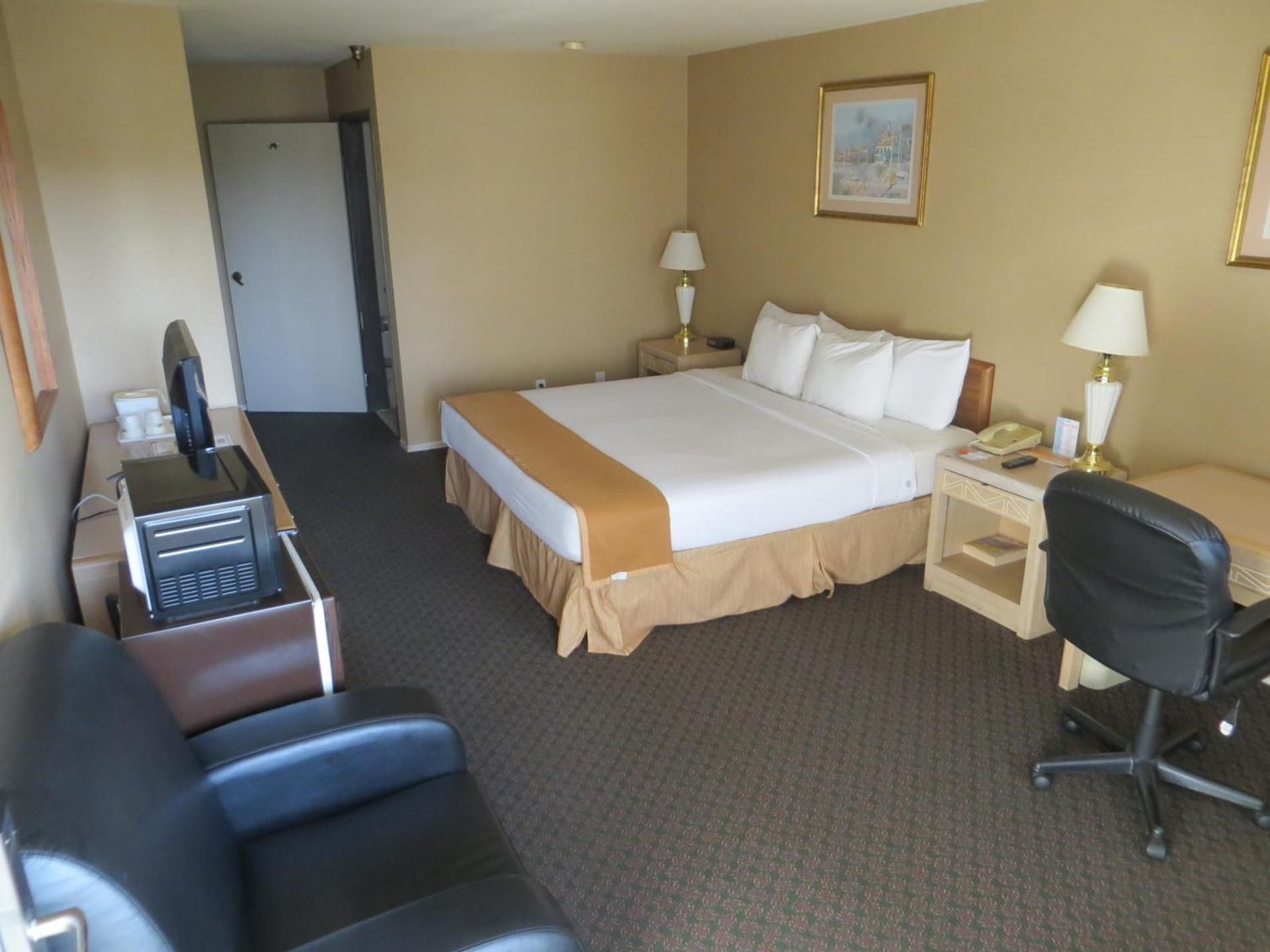 1 King Bed Deluxe Room Non-Smoking