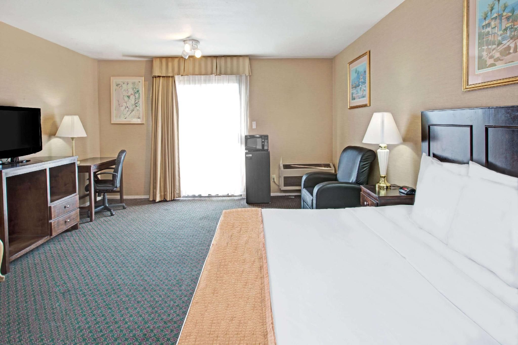 1 King Bed, Mobility Accessible Room, Roll-In Shower, Non-Smoking