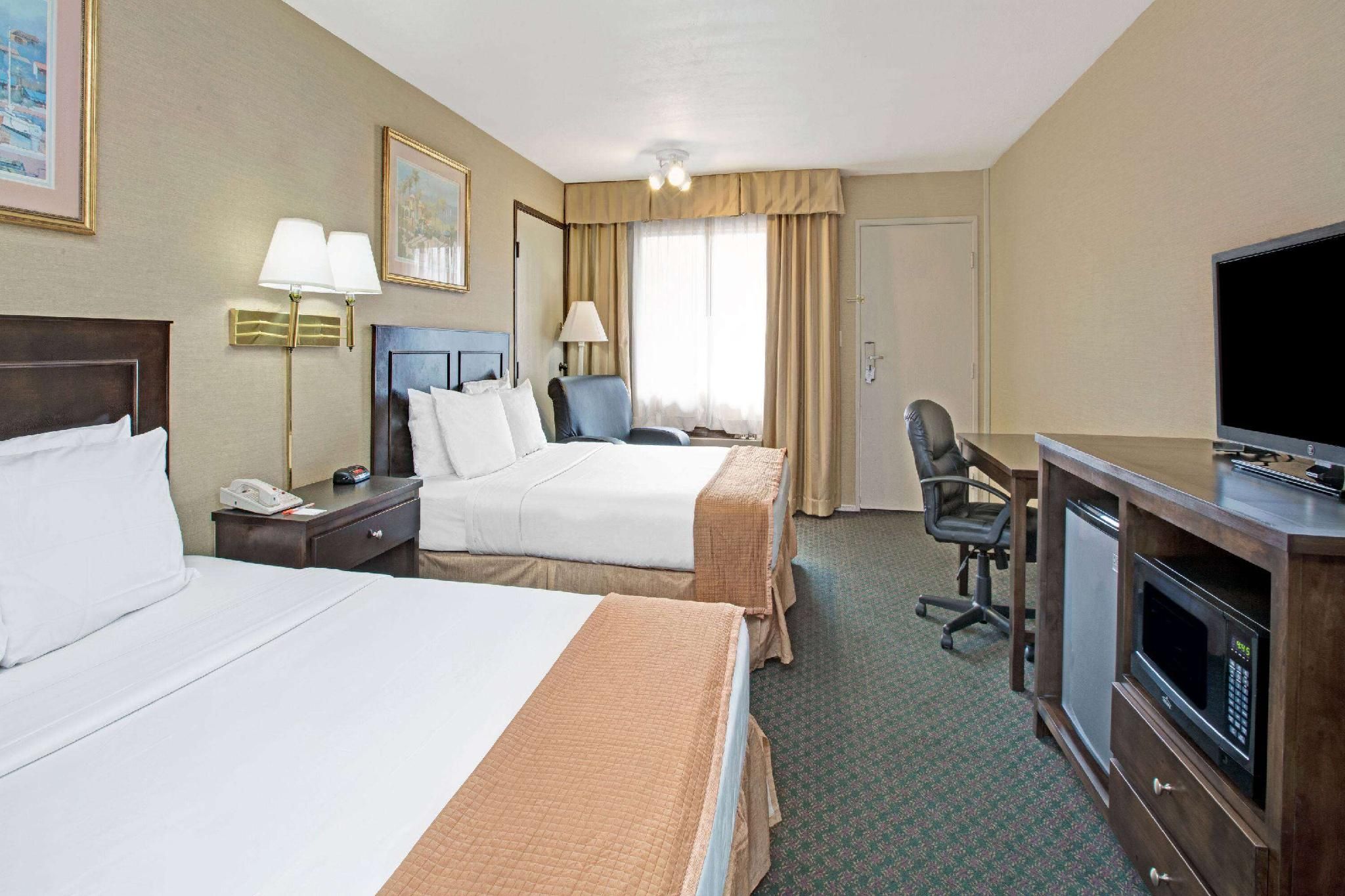 2 Queen Beds, Balcony, Non-Smoking