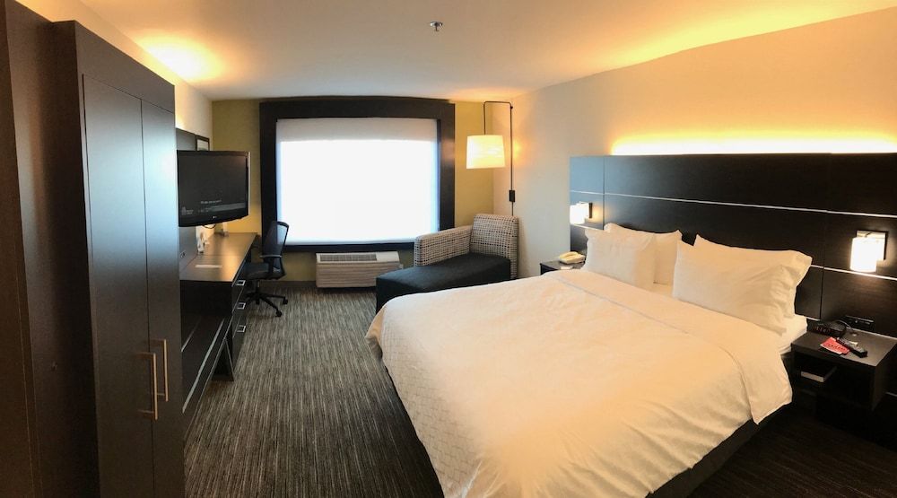 Standard Room, 1 King Bed, Accessible (Communications, Mobil, Roll-In Shower)