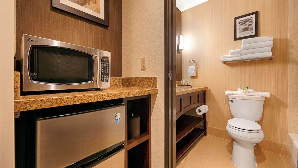 Best Western Plus Truckee-Tahoe Hotel Standard Room, 1 King Bed, Non Smoking, Refrigerator & Microwave 5