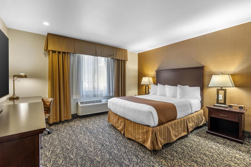 Best Western Plus Truckee-Tahoe Hotel Standard Room, 1 Queen Bed, Accessible, Bathtub 2