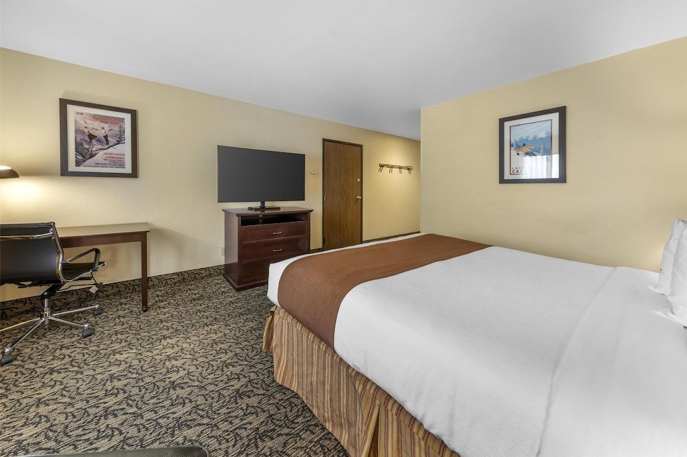 Best Western Plus Truckee-Tahoe Hotel Standard Room, 1 King Bed, Non Smoking, Refrigerator & Microwave