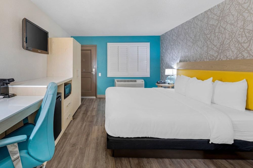 Room, 1 King Bed, Accessible, Non Smoking (Accessible Tub)