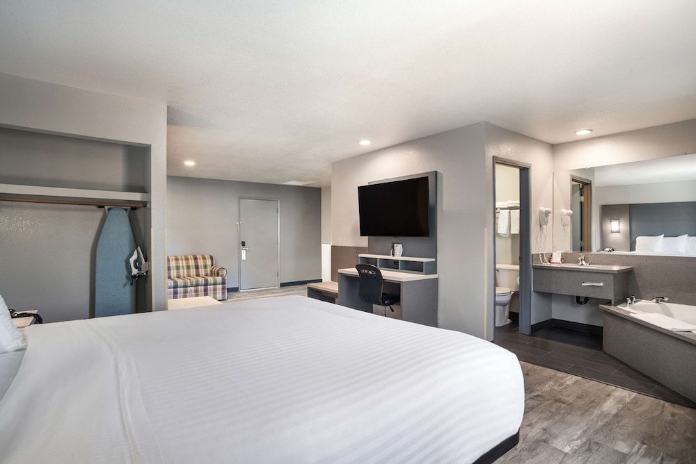 Suite, 1 King Bed, Non Smoking, Jetted Tub
