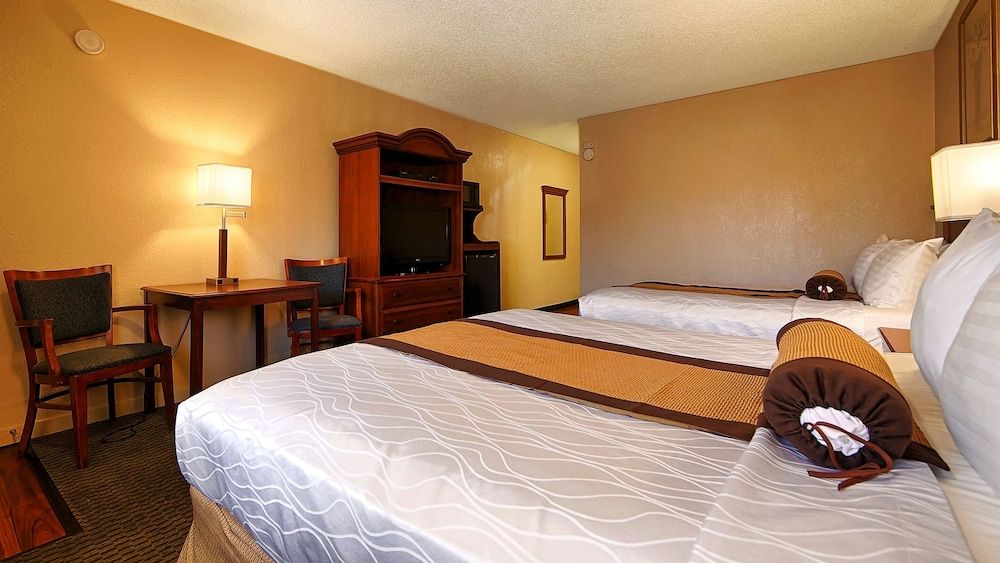 Best Western Heritage Inn Suite, Multiple Beds, Non Smoking, Refrigerator & Microwave 3
