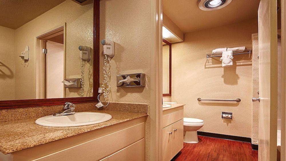 Best Western Heritage Inn Standard Room, 1 King Bed, Non Smoking, Microwave 5