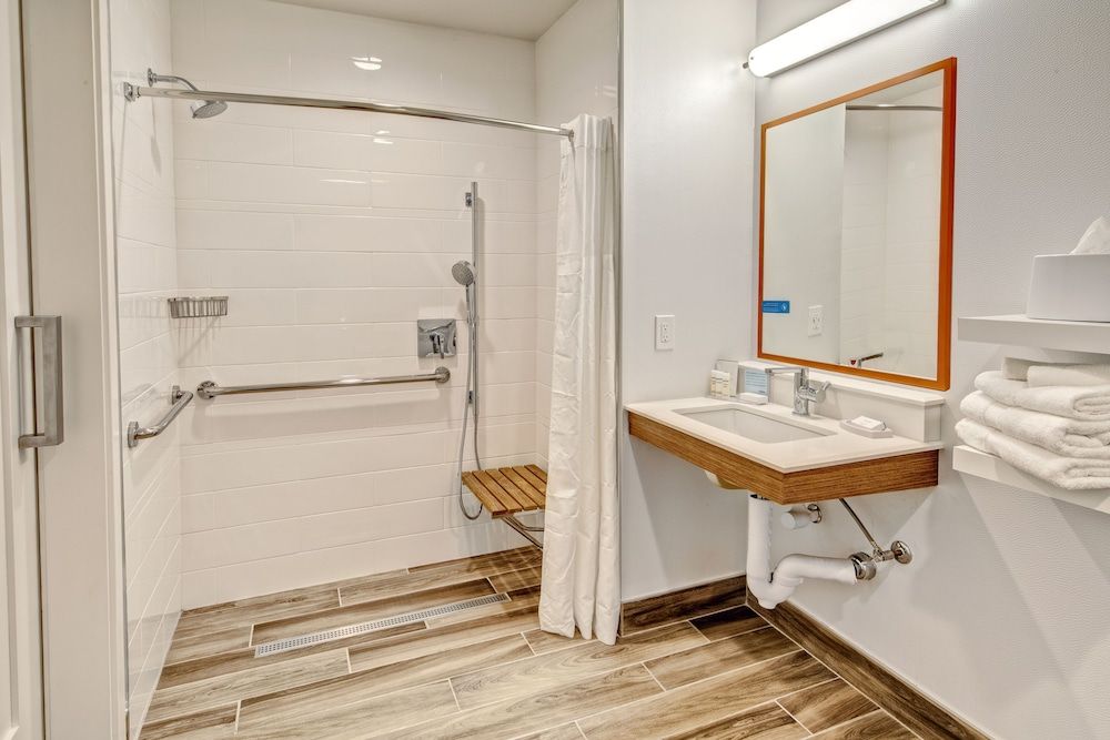 2 Queen Beds, Accessible (Mobility & Hearing, Roll-in Shower) Non-Smoking