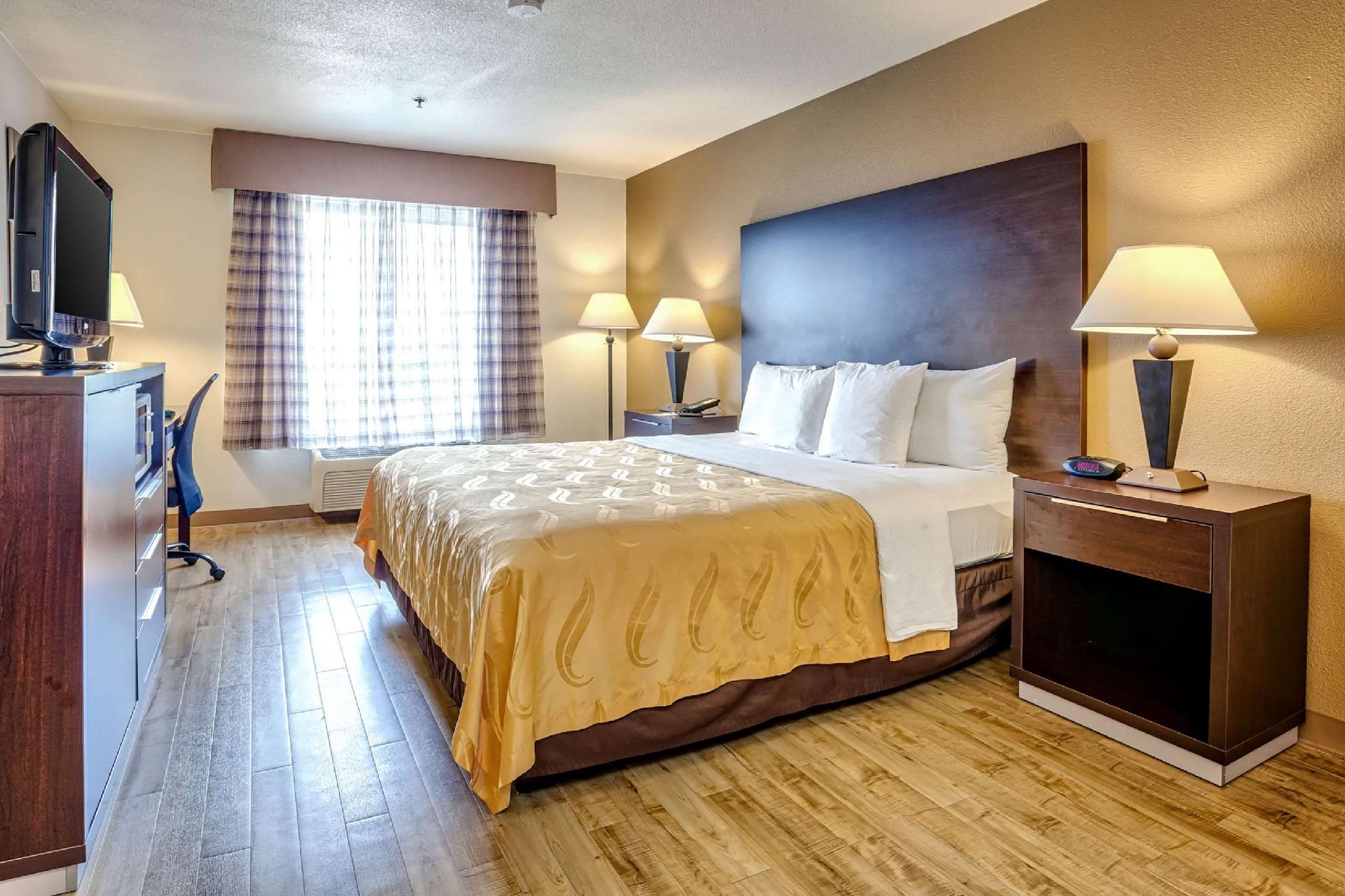 1 King Bed, Efficiency, Nonsmoking, Accessible
