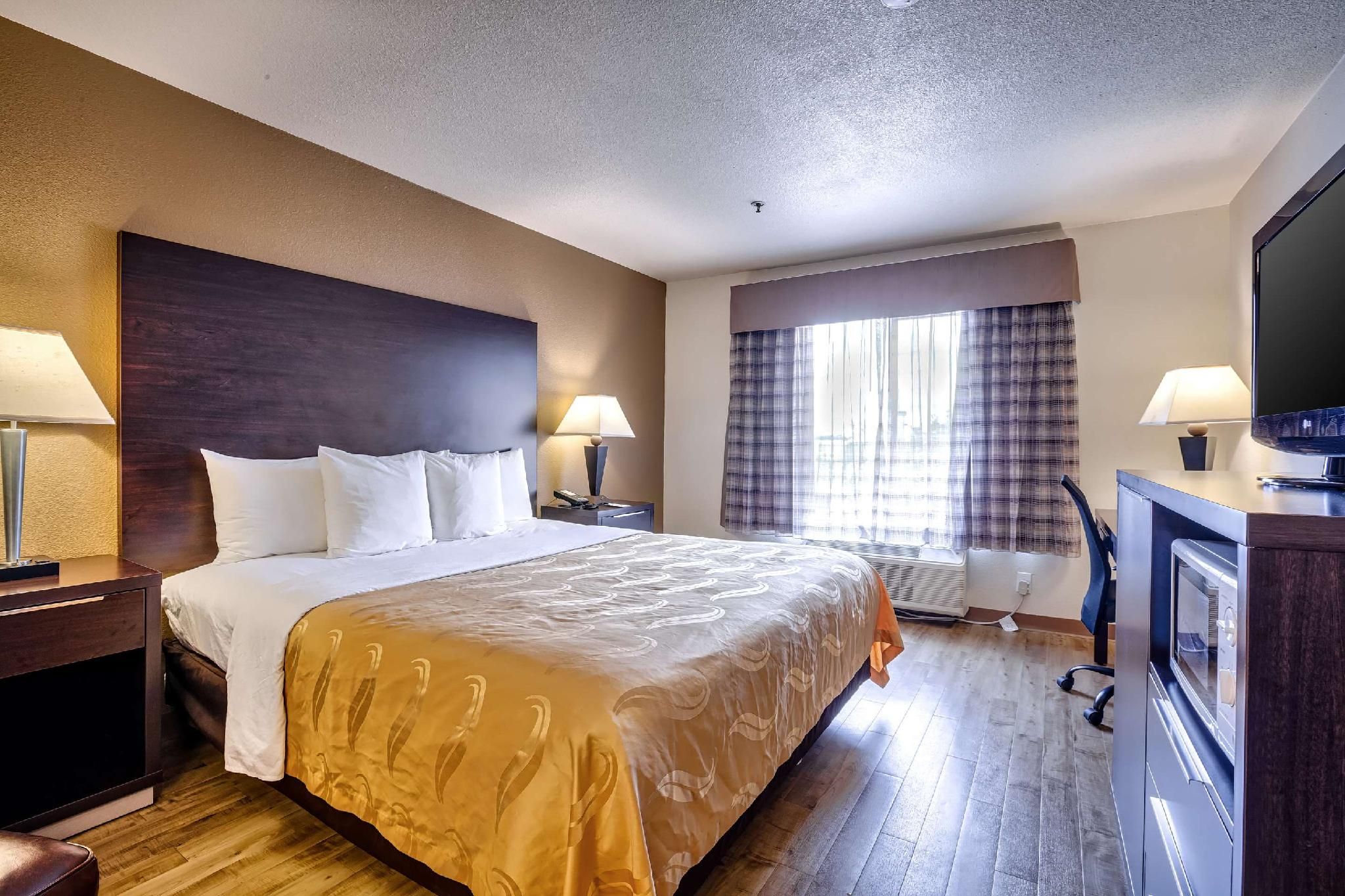 1 King Bed Nonsmoking