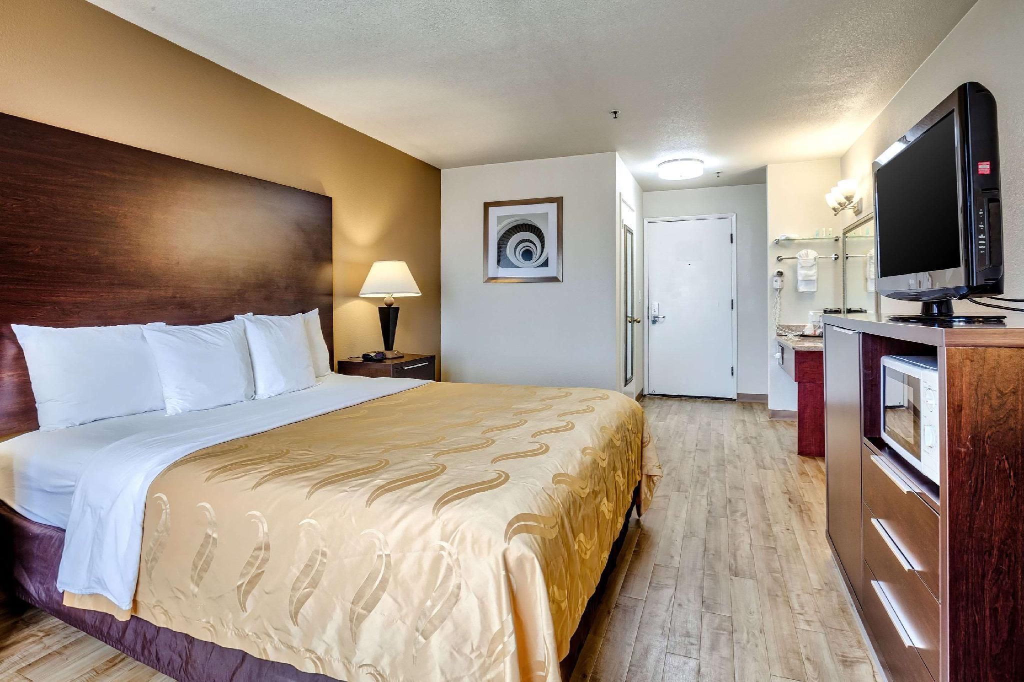 1 King Bed, Efficiency, Nonsmoking, Accessible