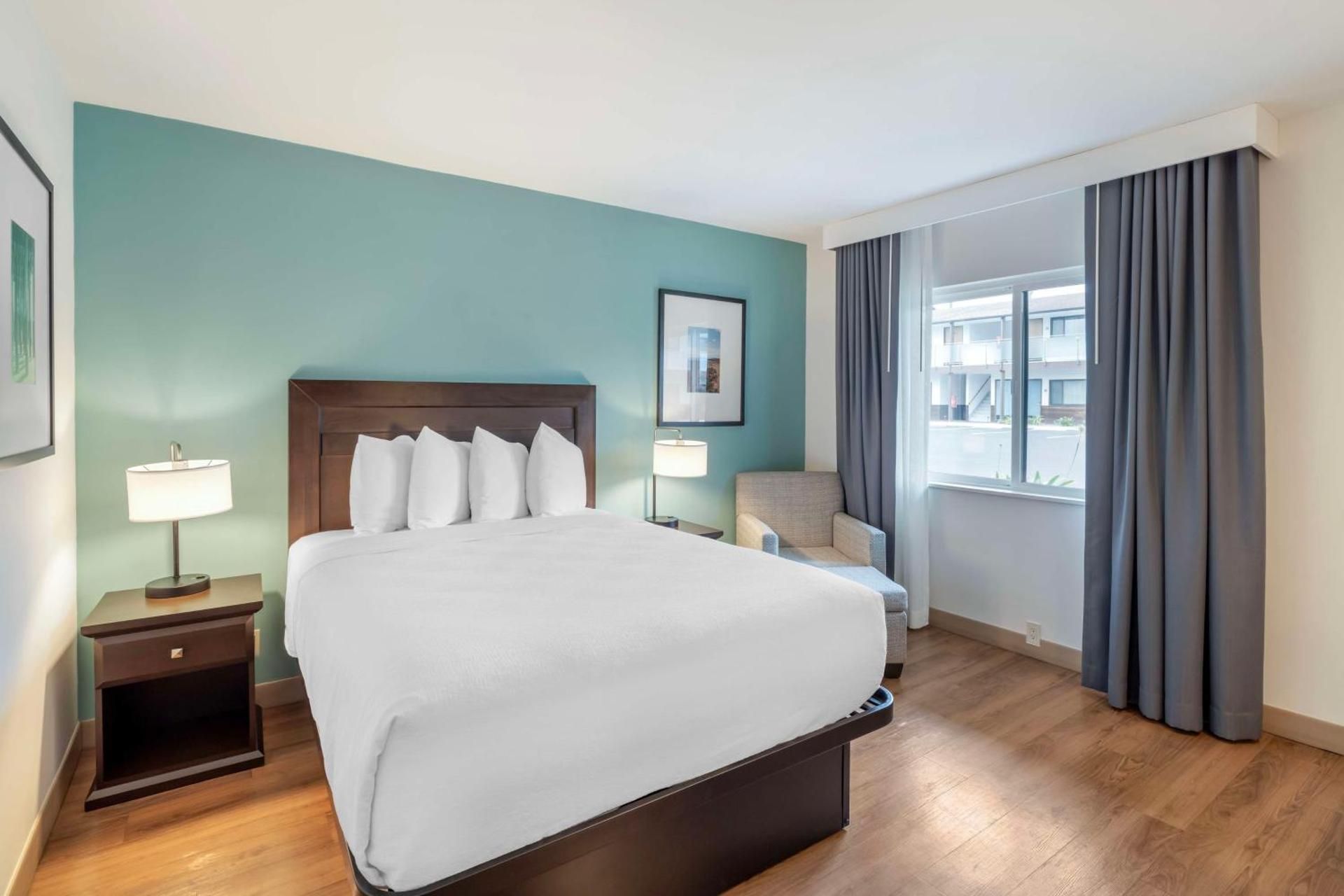 1 King Bed, Nonsmoking, Refrigerator