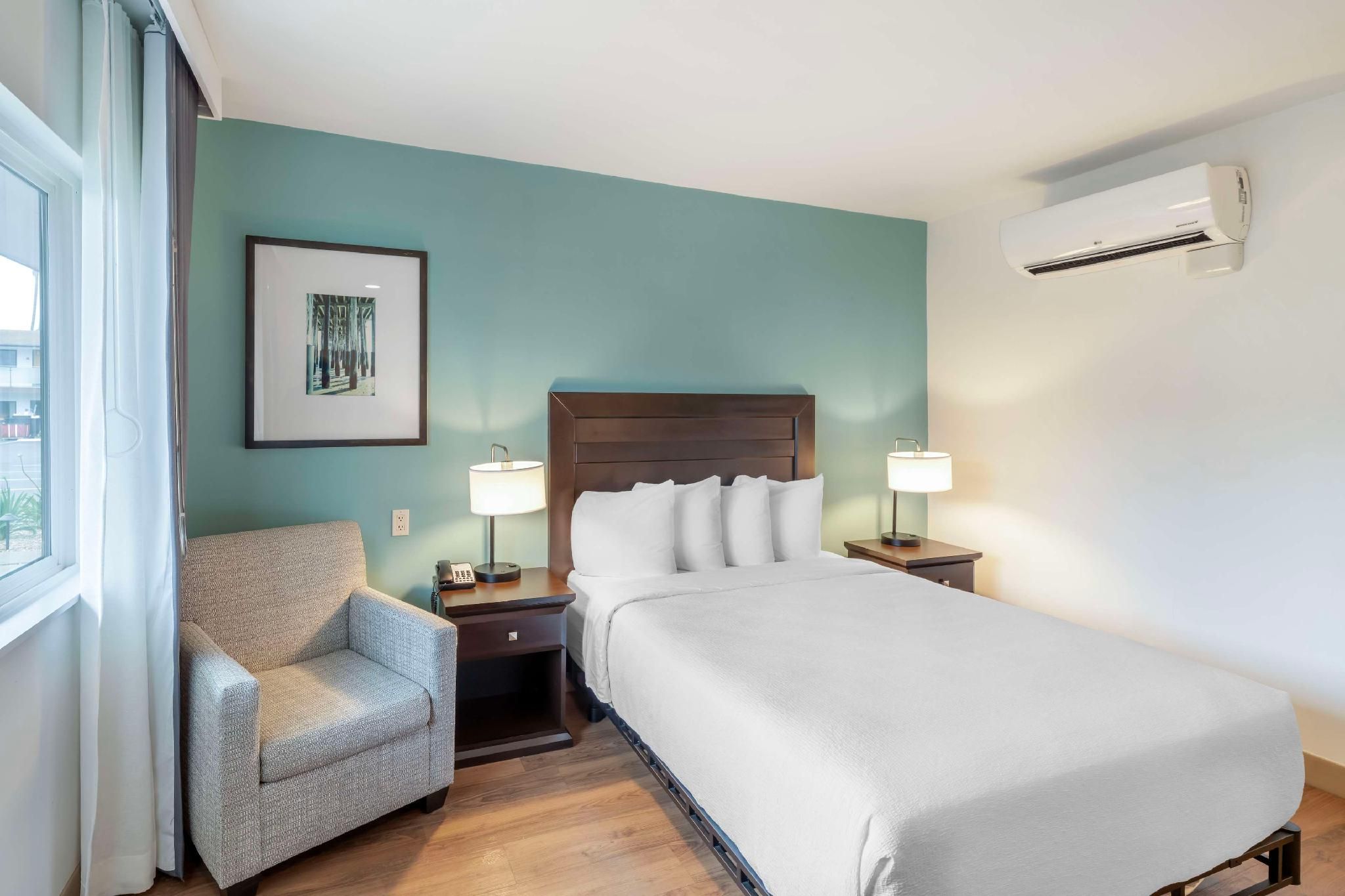 1 Queen Bed, Nonsmoking, Refrigerator