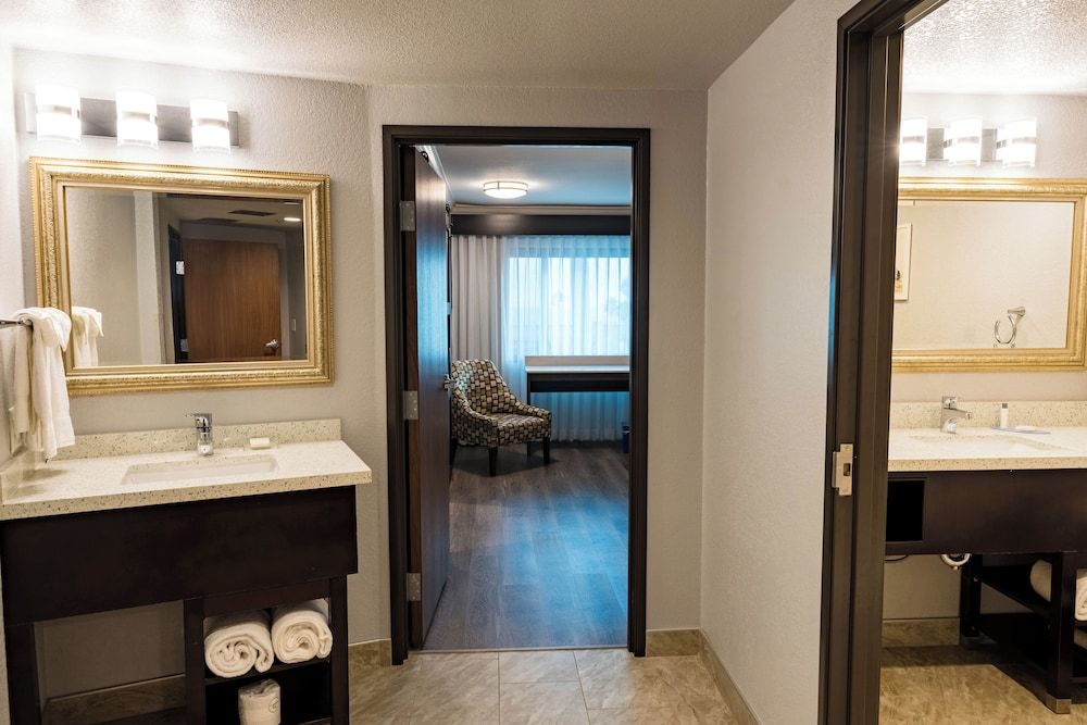 Amanzi Hotel, an Ascend Collection Hotel Suite, Multiple Beds, Non Smoking 5