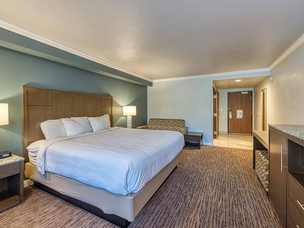 Amanzi Hotel, an Ascend Collection Hotel Standard Room, 1 King Bed, Accessible, Non Smoking (Roll-In Shower) 3