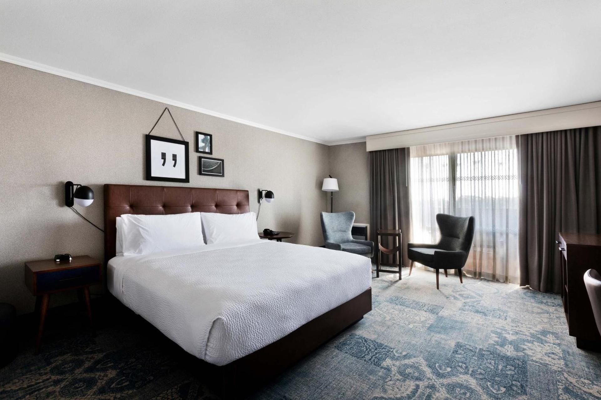 King Room with Adapted Tub - Mobility and Hearing Accessible
